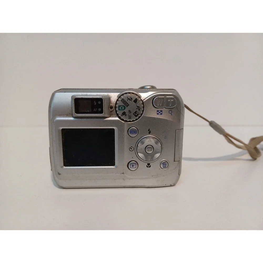Nikon Coolpix S3700 Digital Camera Silver FOR PARTS / REPAIR‎